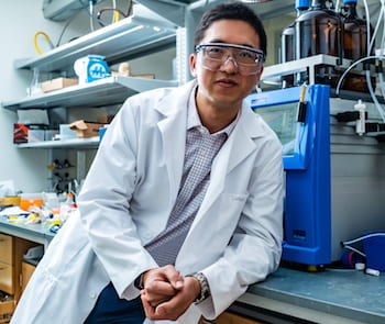 Rice University chemist Han Xiao and his colleagues have discovered a simple method to turn fluorescent tags on and off with visible light by switching one atom. (Credit: Jeff Fitlow/Rice University)